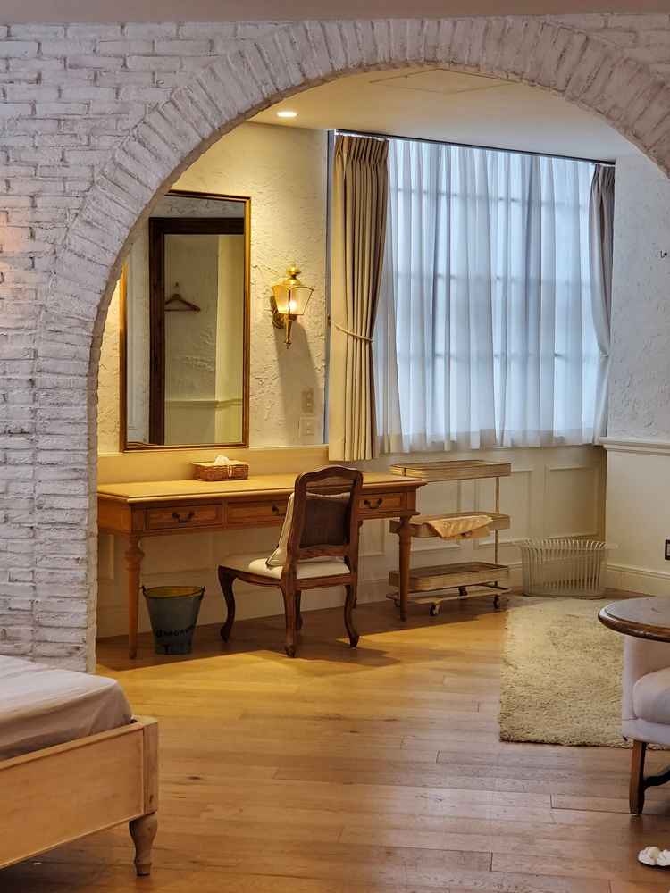 新郎新婦の準備をするお部屋です。リラックスできる雰囲気。大きな鏡や、カーテンの間仕切りもあり。