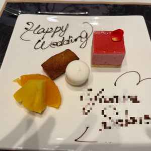 デコレーションプレートでケーキを準備してくれた。フィナンシェ、マカロンがとてもおいしかった