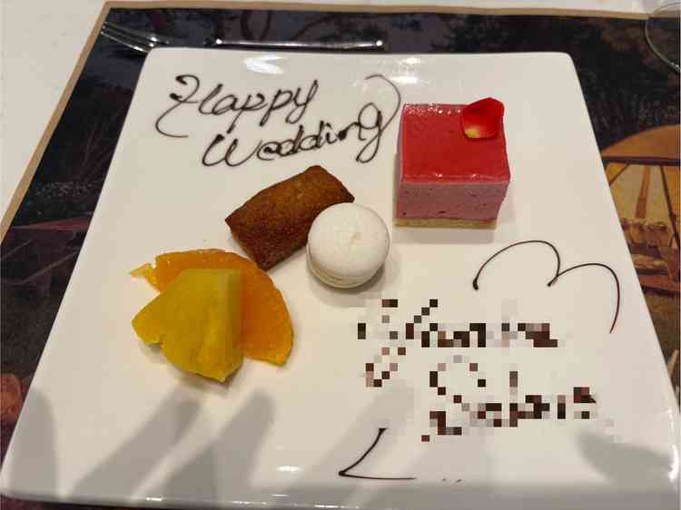 デコレーションプレートでケーキを準備してくれた。フィナンシェ、マカロンがとてもおいしかった