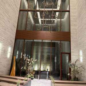 バックを滝にしたチャペルです。天候に作用されない点が強みだなと感じました。