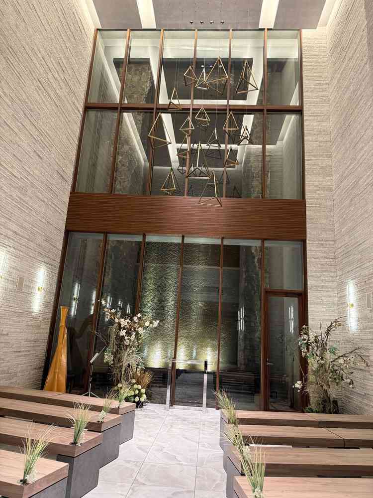 バックを滝にしたチャペルです。天候に作用されない点が強みだなと感じました。