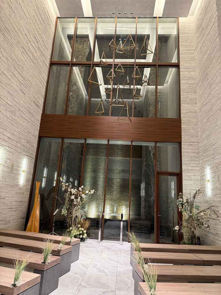 バックを滝にしたチャペルです。天候に作用されない点が強みだなと感じました。