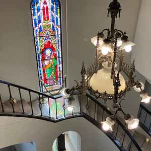 チャペルに向かう階段のステンドグラスがとても綺麗でした。