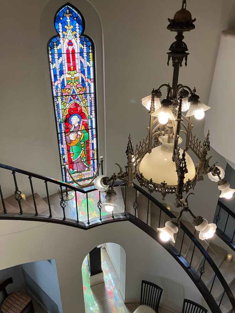 チャペルに向かう階段のステンドグラスがとても綺麗でした。