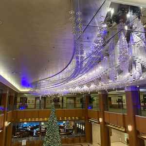 ロビーの吹き抜け天井の天の川をイメージしたシャンデリア