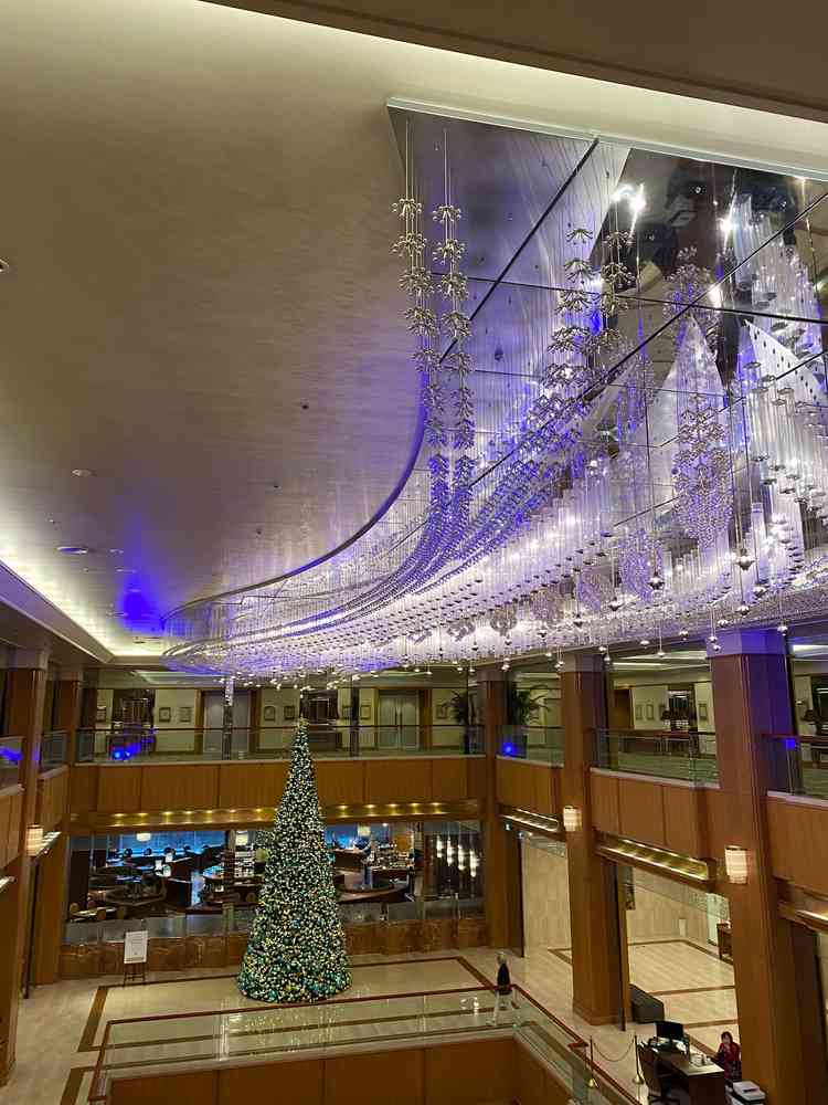 ロビーの吹き抜け天井の天の川をイメージしたシャンデリア