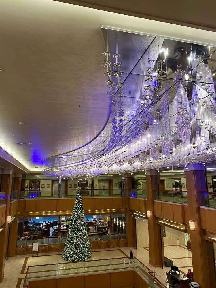 ロビーの吹き抜け天井の天の川をイメージしたシャンデリア