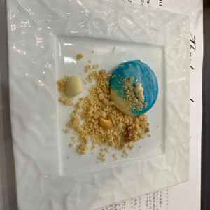 試食会の最後に提供いただいたデザートです。砂浜をイメージしたアイスで、とても素敵でした。