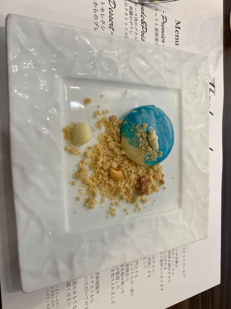 試食会の最後に提供いただいたデザートです。砂浜をイメージしたアイスで、とても素敵でした。