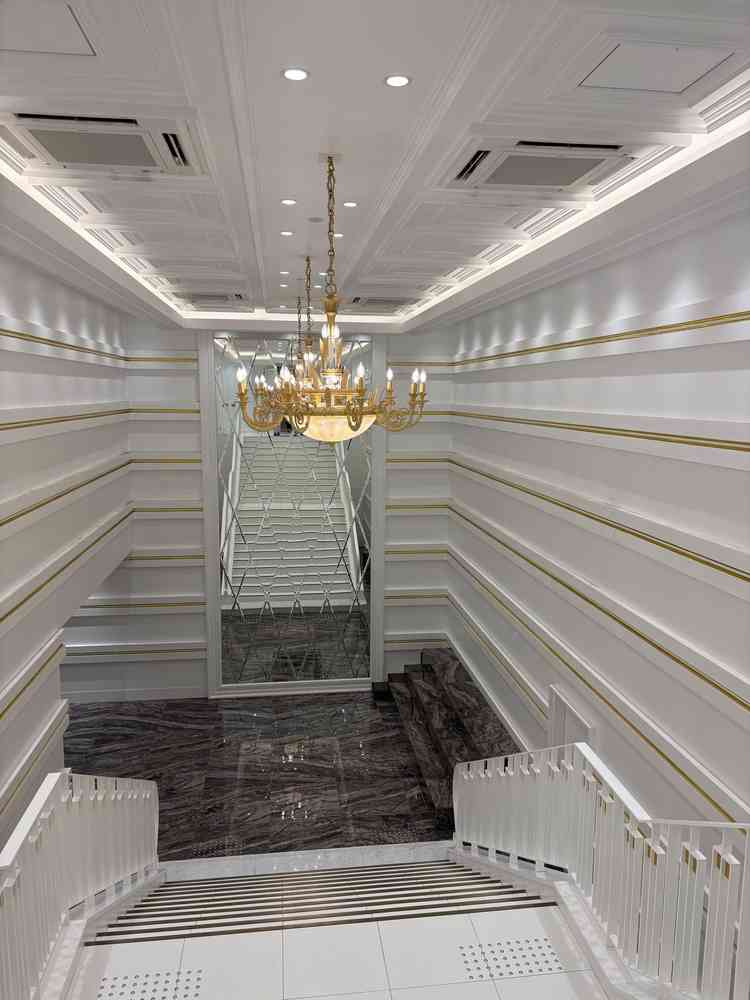 挙式後に使用する、大階段。ここでフラワーシャワーや写真などをみなさんと撮影可能。