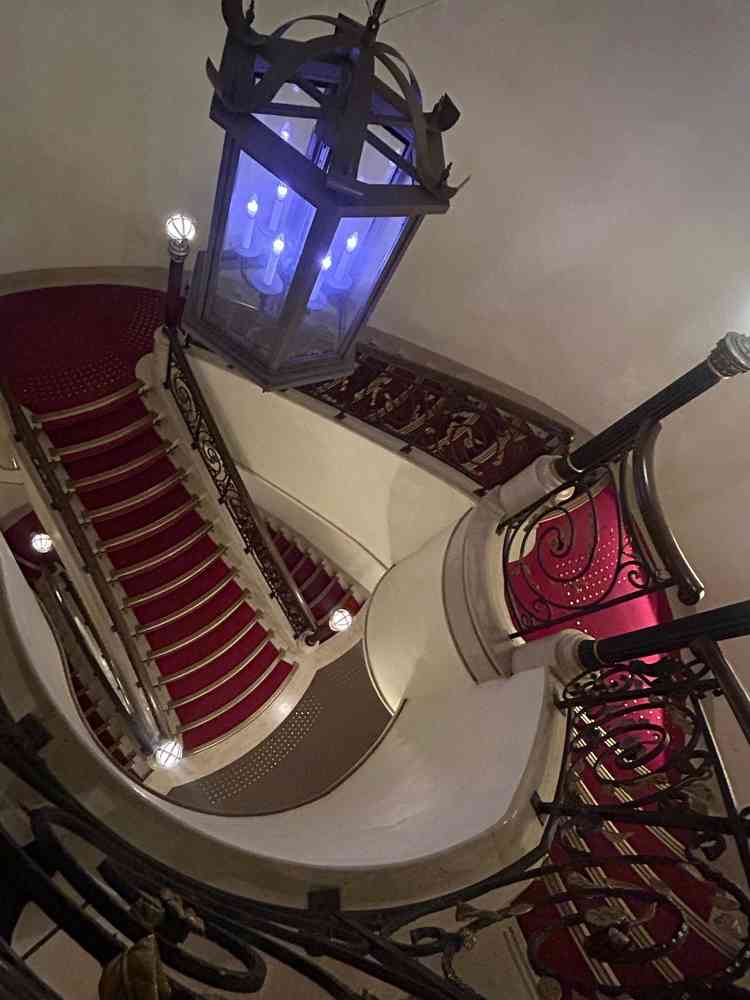 前撮りで絶対使いたいと思わされるプリンセス感のある階段です。