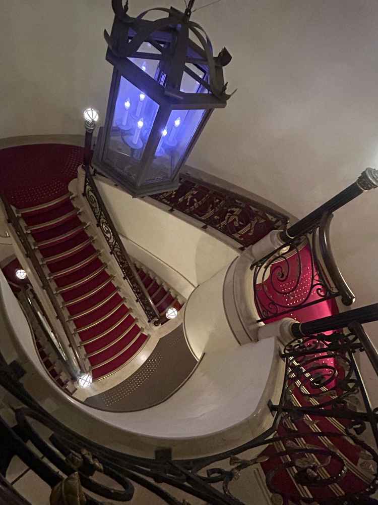 前撮りで絶対使いたいと思わされるプリンセス感のある階段です。