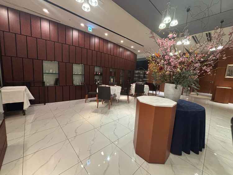 明るく洗練されたレストランスペース。上品な雰囲気でした。