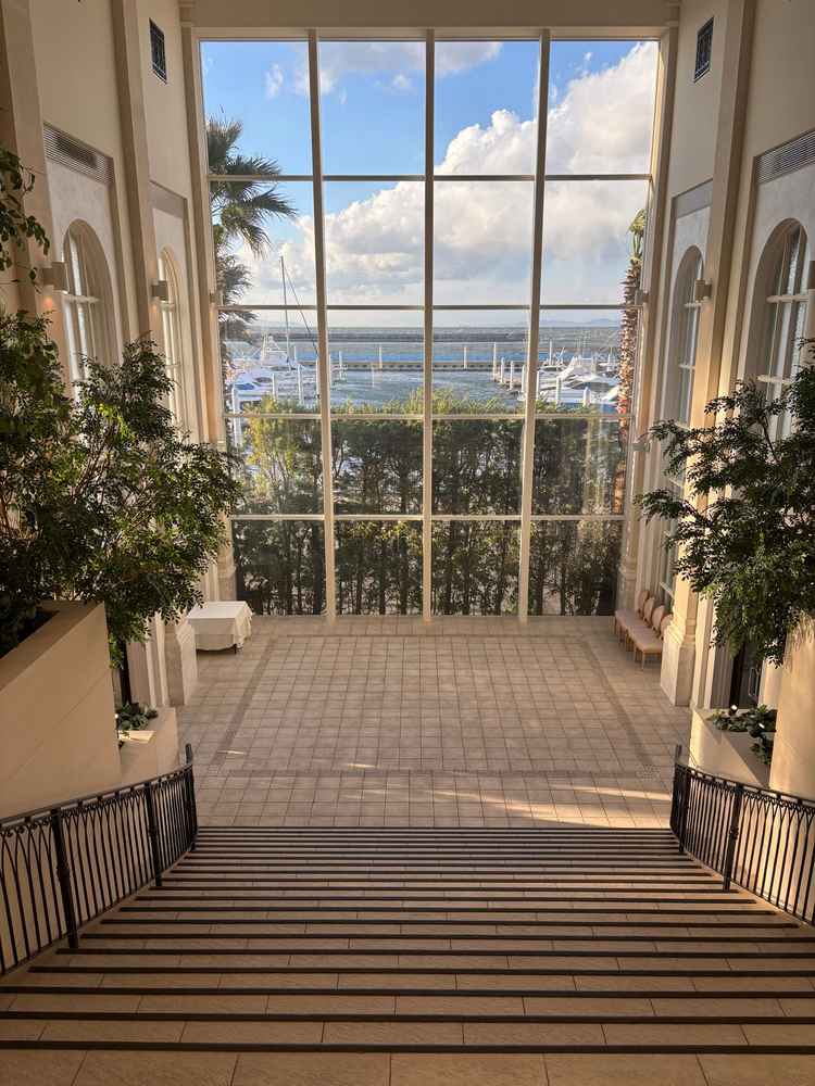 室内であるため天候に左右されることなく、フラワーシャワーを実施できるのは良いなと思った。