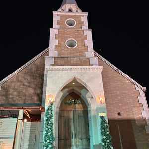 チャペルの外。開放感があり、フラワーシャワーやブーケトスができるとのこと！