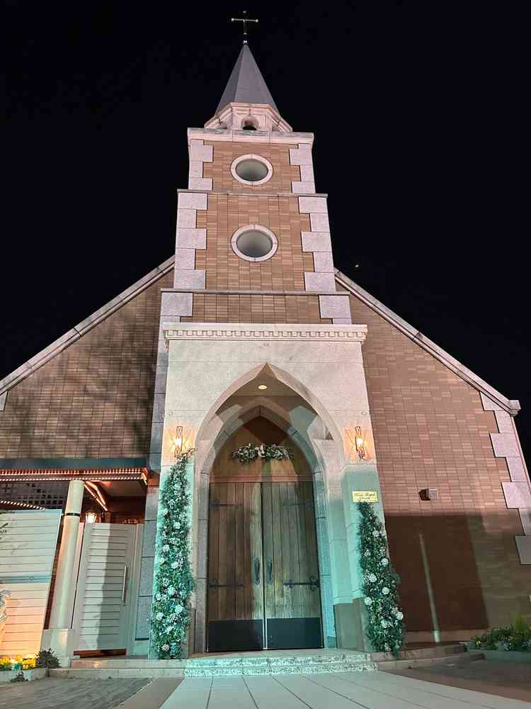 チャペルの外。開放感があり、フラワーシャワーやブーケトスができるとのこと！