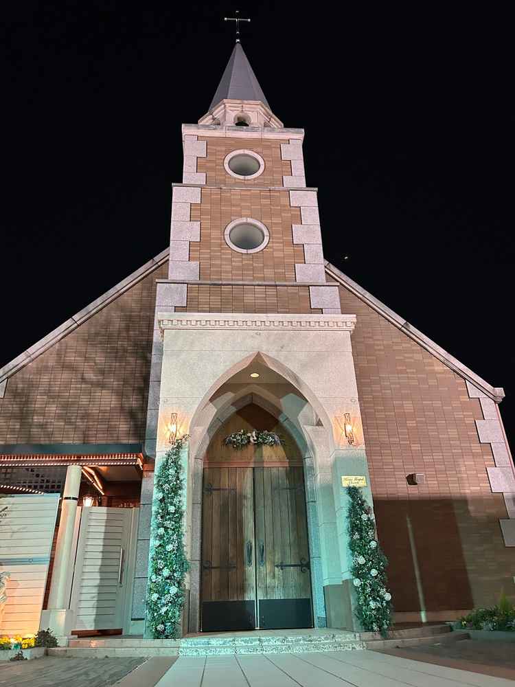 チャペルの外。開放感があり、フラワーシャワーやブーケトスができるとのこと！