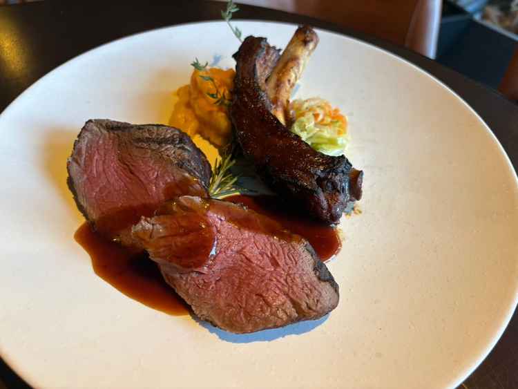 フランベの演出付きのローストビーフでした。