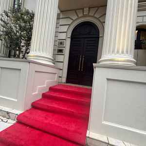 バージンロードですが、とても綺麗な赤色でここから入場と考えるとドキドキしました。