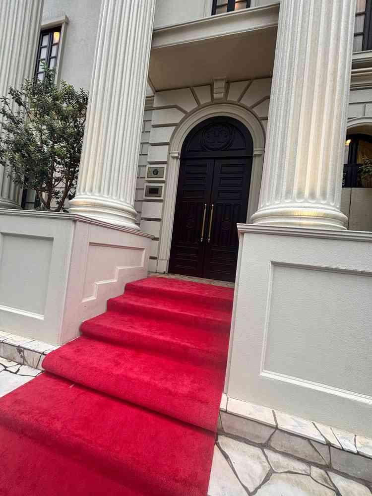 バージンロードですが、とても綺麗な赤色でここから入場と考えるとドキドキしました。