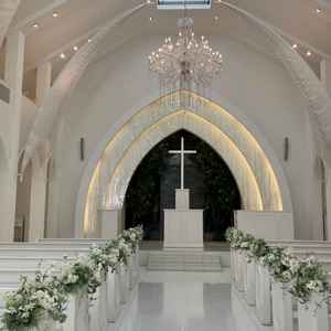 チャペルは杜の都仙台をイメージしているそうです。天井から太陽の光が入っていて、明るい雰囲気でした。