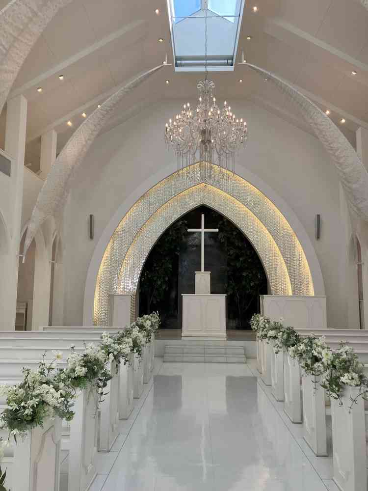 チャペルは杜の都仙台をイメージしているそうです。天井から太陽の光が入っていて、明るい雰囲気でした。