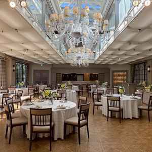 天井のカーテンが開閉可能な為、晴れている日などは自然光をふんだんに取り入れられる。