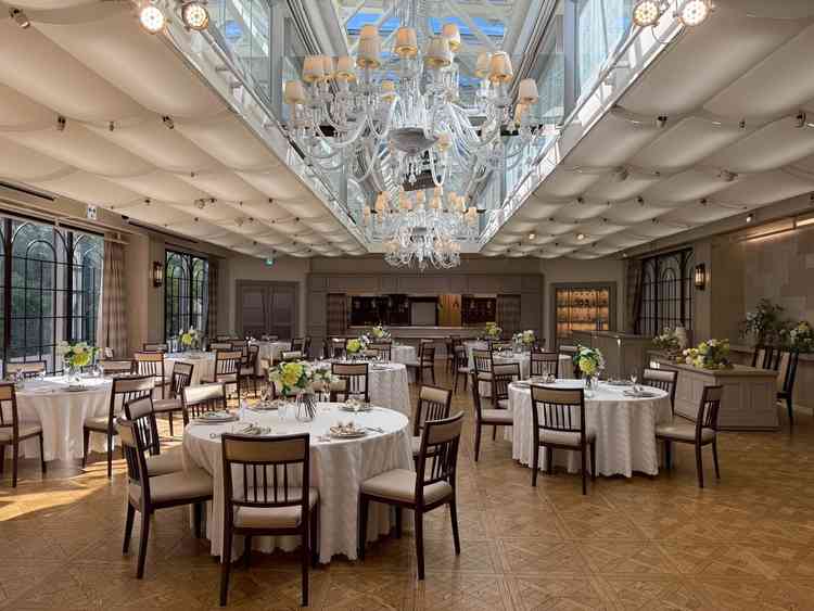 天井のカーテンが開閉可能な為、晴れている日などは自然光をふんだんに取り入れられる。