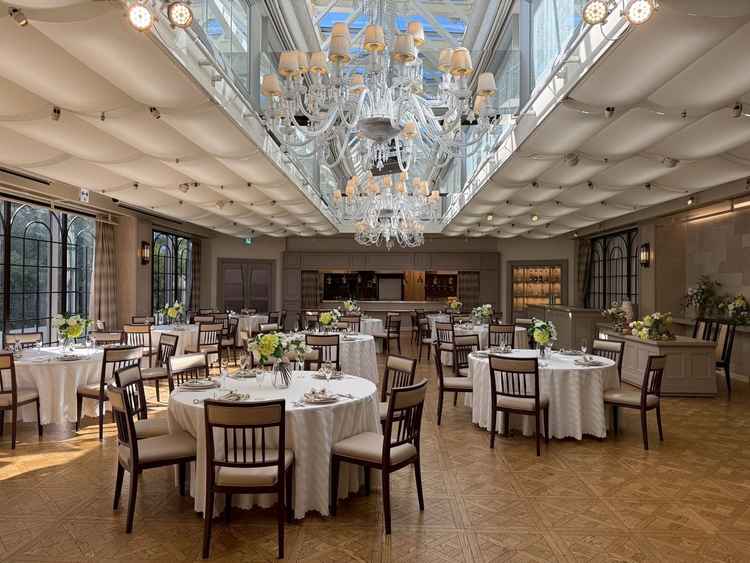 天井のカーテンが開閉可能な為、晴れている日などは自然光をふんだんに取り入れられる。