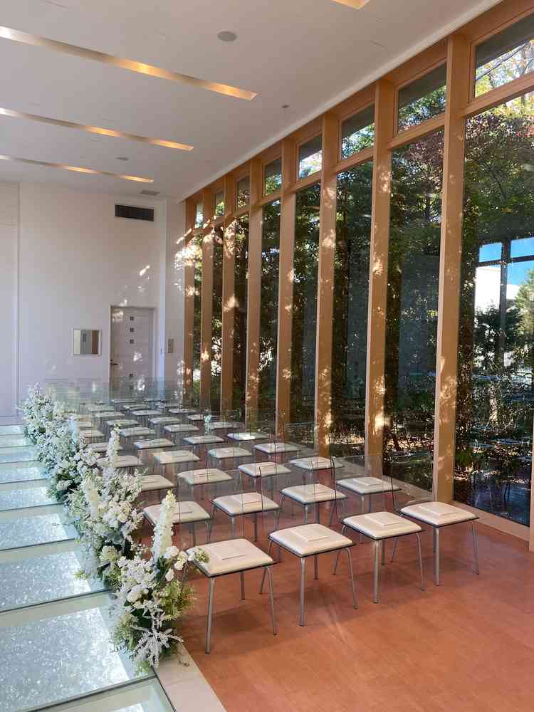 緑が見えるチャペル。道路は見えず、人目が気にならない。バージンロードは、下が透けていて、キラキラ。