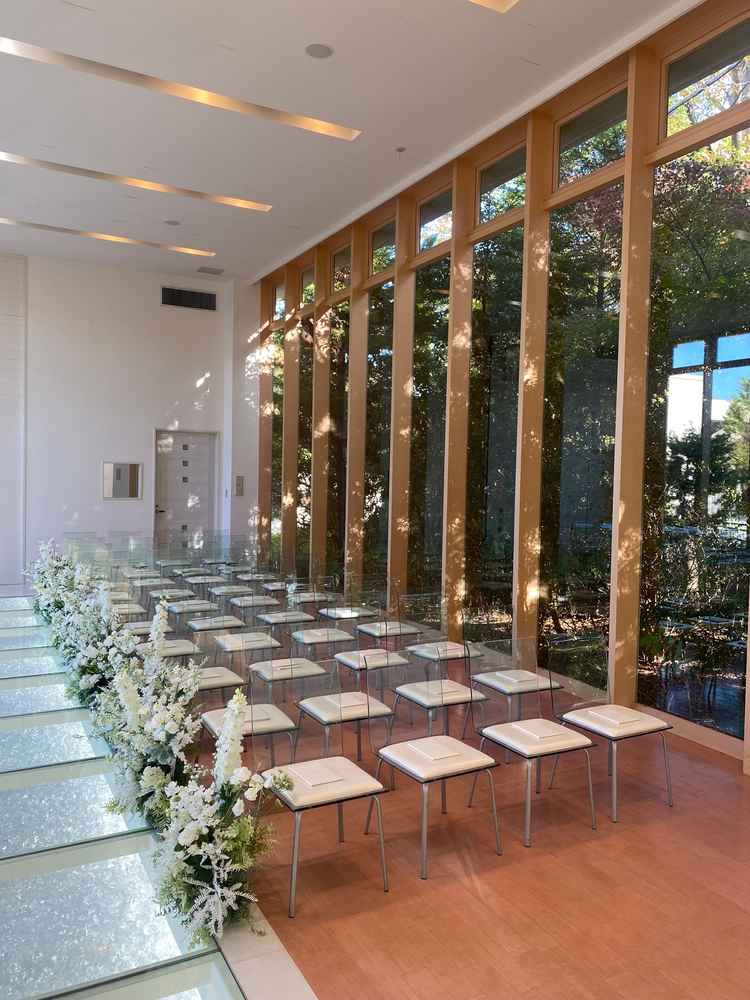 緑が見えるチャペル。道路は見えず、人目が気にならない。バージンロードは、下が透けていて、キラキラ。