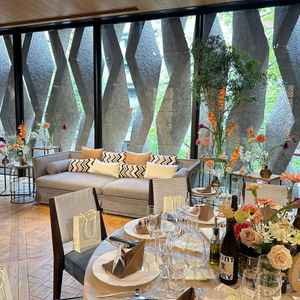 披露宴会場は窓が大きく開放感があり、背景に外の石畳みが映るのがおしゃれでした。