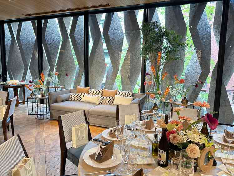 披露宴会場は窓が大きく開放感があり、背景に外の石畳みが映るのがおしゃれでした。