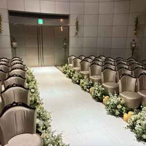 挙式会場のバージンロードとゲスト席。
