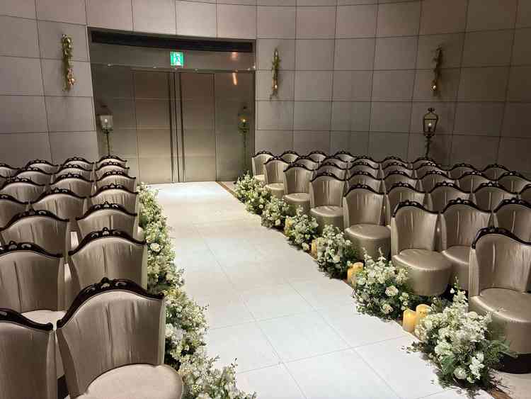 挙式会場のバージンロードとゲスト席。