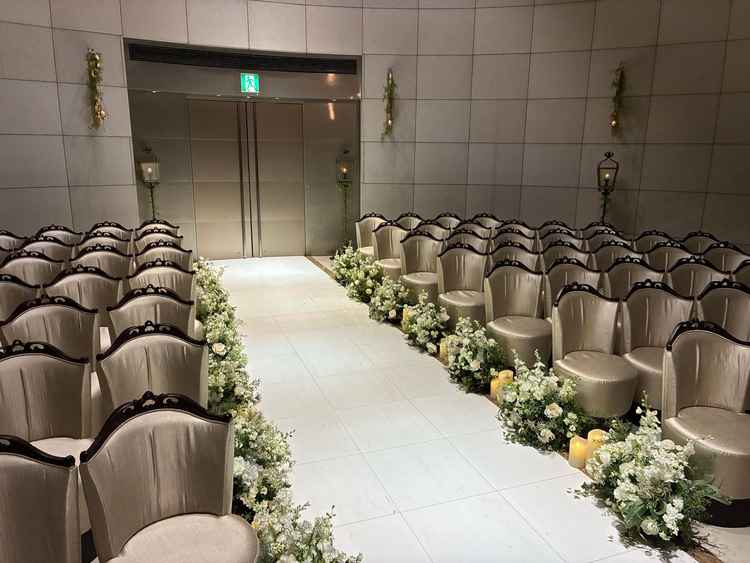 挙式会場のバージンロードとゲスト席。
