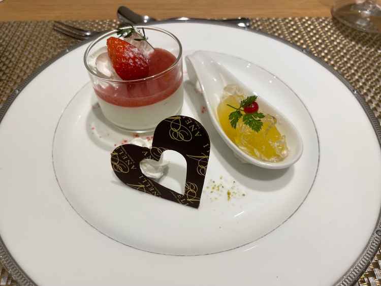 試食のデザートプレート。軽井沢産苺を使ったミルクのムースが非常に美味しかった。