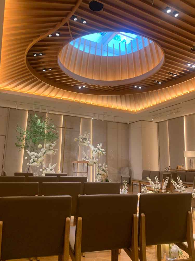 チャペル客席からの景色。新郎新婦の上に天窓があり、自然光が差し込む。閉じてキャンドル光にすることも可