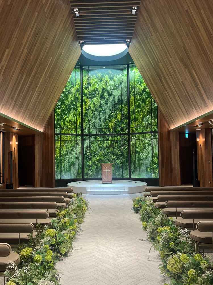 式場。地下にあるのに天井が高いのは良かった。