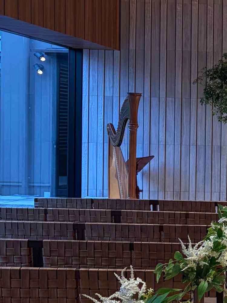 キリスト教式はハープを弾いてくれるようです。