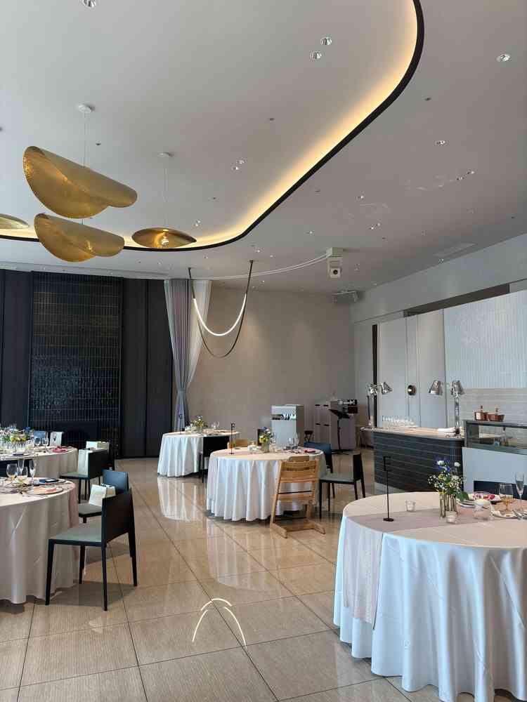 披露宴会場。とてもシンプルかつ規模感もちょうどよかった。