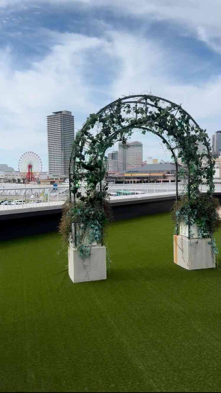 挙式のガーデンプレイス沢山のオリーブの木がありました。開放感もあり、神戸の海沿いの街が見えていい！