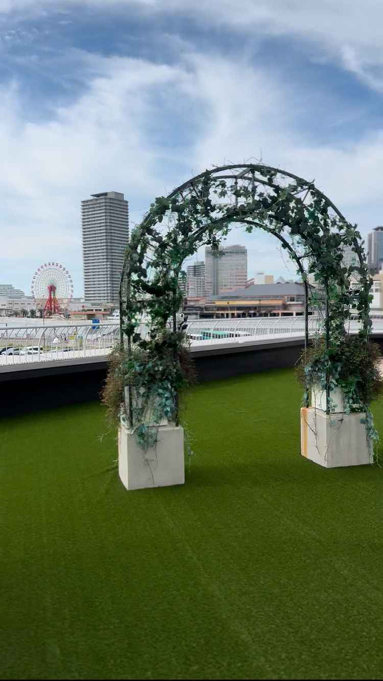 挙式のガーデンプレイス沢山のオリーブの木がありました。開放感もあり、神戸の海沿いの街が見えていい！
