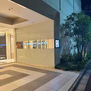 ゲスト入り口近く。扉横の壁にあるシャルマンシーナの文字が引き立っていて洗練された印象でした。