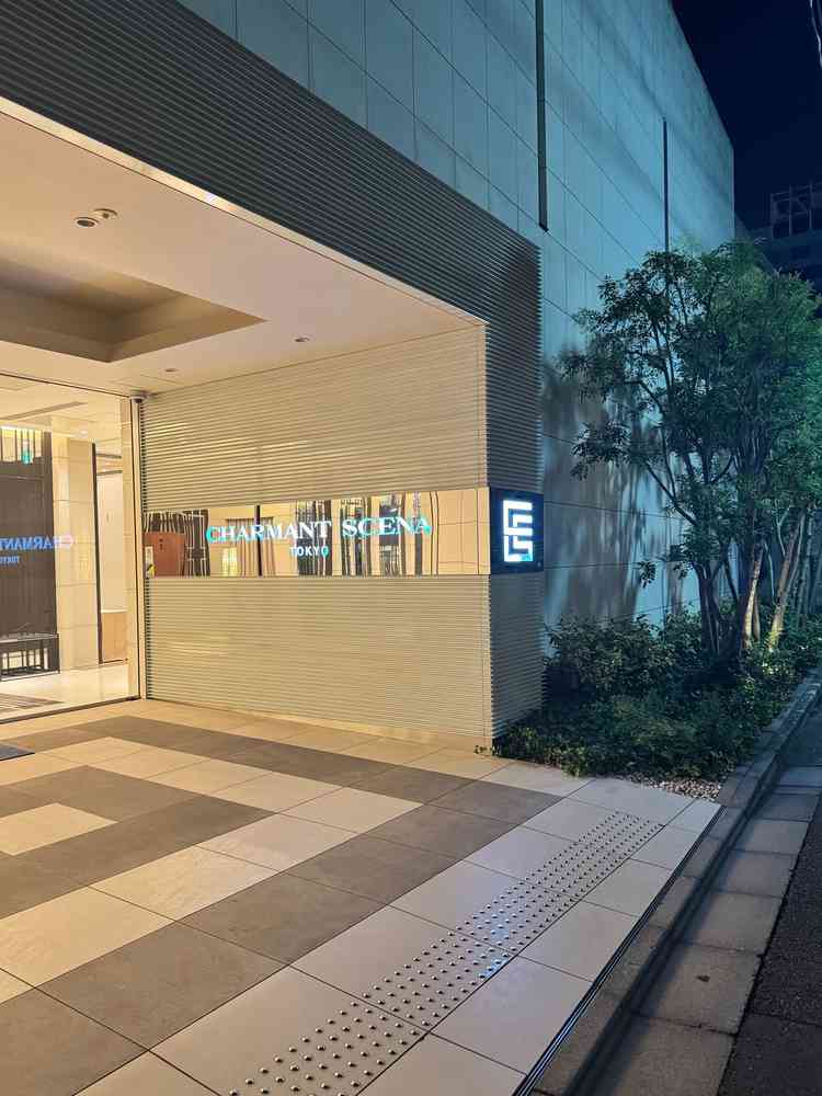 ゲスト入り口近く。扉横の壁にあるシャルマンシーナの文字が引き立っていて洗練された印象でした。