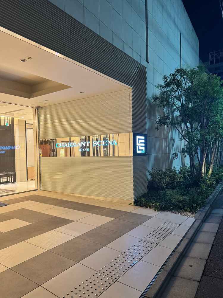 ゲスト入り口近く。扉横の壁にあるシャルマンシーナの文字が引き立っていて洗練された印象でした。