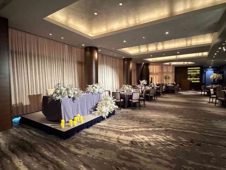 披露宴会場ハルモニア。横長の会場で、後ろの席でも距離が近い印象です。