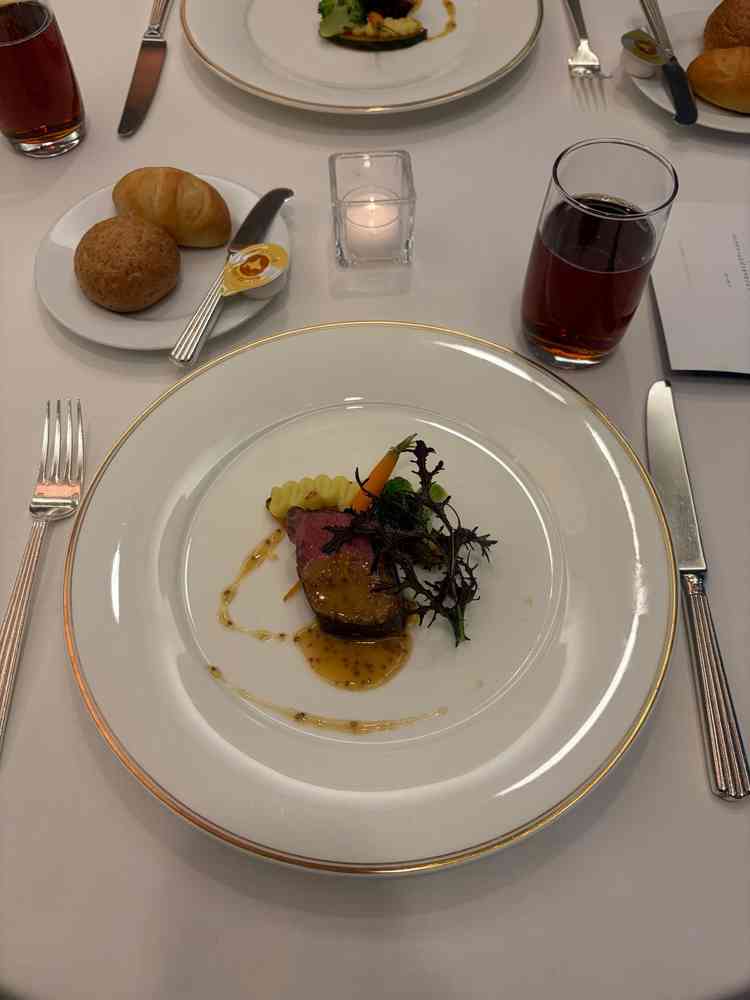 1万5000円コースのサーロイン。パンも美味しかった。