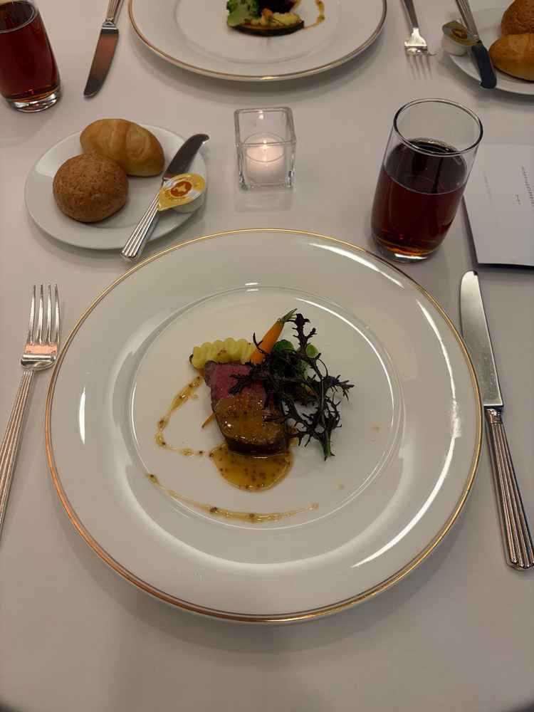 1万5000円コースのサーロイン。パンも美味しかった。