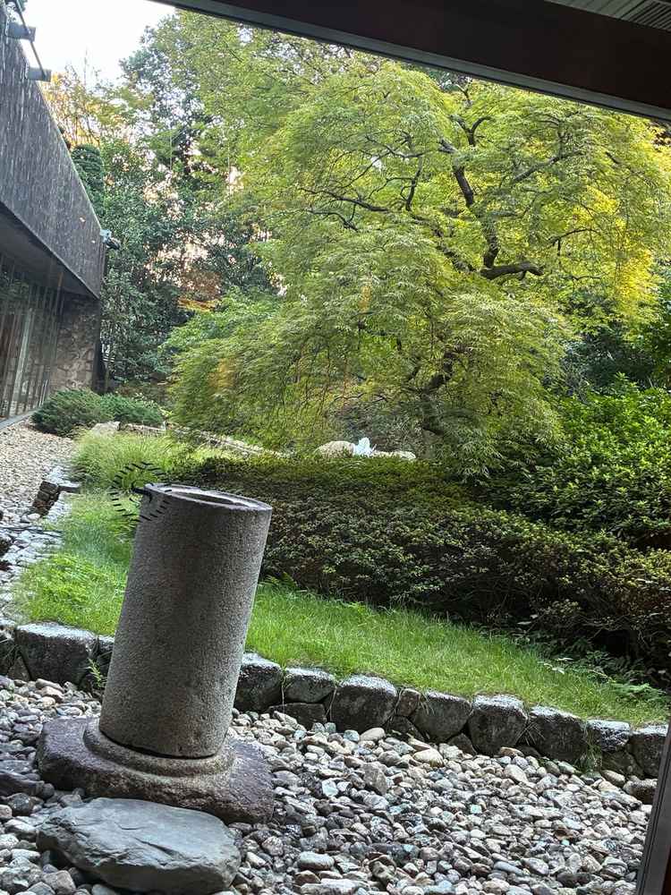 緑豊かな庭園に石や砂利が配され、和の趣が感じられました。館内から眺める景色も印象的でした。